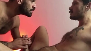 Pimpão fode com força e com muito suor o rabo de fernando brutto - movie completo no red