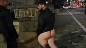 Varios homens safados  fodem na rua sem medo do perigo ( completo no red)