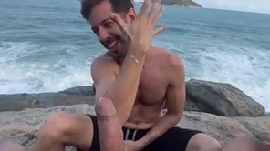 Batendo uma punheta na praia