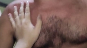 Urso parrudo fudendo forte e me deixando de pau duro