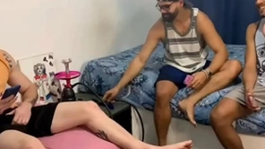 Minha mulher viajou, chamei uns amigos pra resenha em casa e acabou virando uma brotheragem
