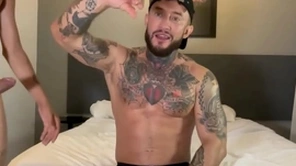 O gringo não resistiu e sentou gostoso novinhos brasileiros
