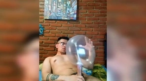 Vergón activo se masturba con globo de condón