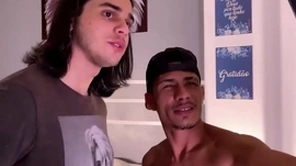 Recebendo uma visita em casa para uma foda gostosa