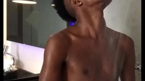 Novinho negão brasileiro mostrando sua pica de 23cm