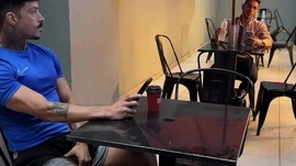 Devolveu o celular e foi pago com foda