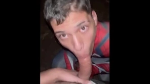 Novinho me chupando na rua