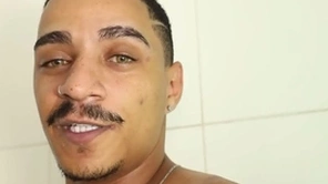 O banho e a chupada de um  negão dotadão e um branquinho de cú rosa!