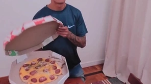Reclamei da pizza e tomei no cú