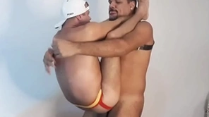 Descendo a rola itty-bitty puto baixinho
