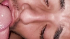 Meu tiu me botou pra mamar ele