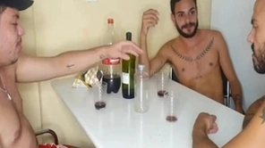 Cu de bêbadø uncaring não tem dono - ménage com amigos e dupla penetração (guilhermedott)