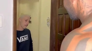 O filho novinho da vizinha veio pega açúcar e levou leite do negão dotado