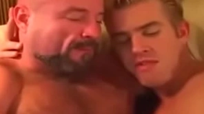 Padre se coge a hijo después de shivering hell-hole