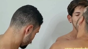 Meu namorado chamou um amigo para me fuder e eu levei duas picas no cu dupla penetração bareback kadu ventri guilhermedott e jottaé