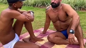 E essa conversa gostosa no parque, que acabou com sexo no hotel. (completo no red )