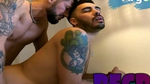 Desvirgando el culo twink de compañero de estudio - tragalibros se convierte en tragaleche - alumno necesita un descanso  - le dan polla a nerd latino  - shrubs alex barcelona