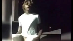 Handsomedevan flashes his dick down everyone in the parking lot