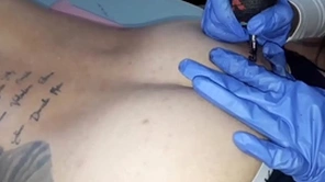 Tatuando a bunda do lutador de mma allan guerra gomes
