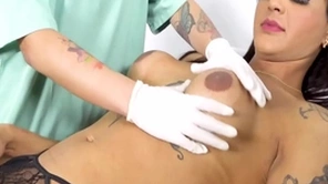 Dra barbara dá um tratamento de relaxamento na bruna