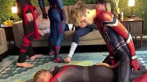 Geile elated knapen in strakke spandex pakjes hebben zin in elated sex