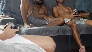 Amigo heterocurioso deu gostoso pra dois - subscreva doll-sized canal para assistir completo