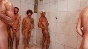 Partida de futebol acaba numa suruba no chuveiro e vestiario.