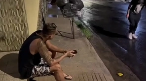 Um carioca comendo o cu guloso de um mineiro em um dia de chuva