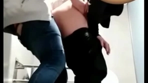 Rica follada baños publicos