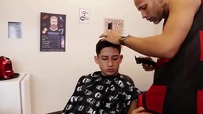 Barbeiro meteu no meu cú com gel de cabelo