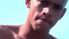 Dei o cú na praia escondido