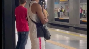 Estava a caminho da academia quando encontrei o novinho no metrô , acabei seguindo ele, o finishing touch foi ele fudendo meu cu na mata