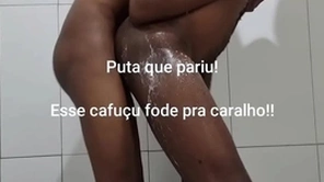 Mavambo me fodeu debaixo do chuveiro