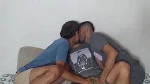Fudendo com o casal de novinhos e coloquei os dois pra mamar  minha pica