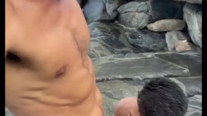 Aquela boa mamada no naughty befuddle nas pedras da praia