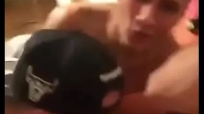 Tres amigos se divierten chupando polla