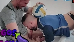 Calientes después del juego sorprendo a mi compañero viendo porno - compas garchan a pelo después del juego - después de la práctica no puede resistir el impulso de masturbarse - boscage alex barcelona