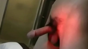 精瘦大鸡巴青年双手背缚着弄射精