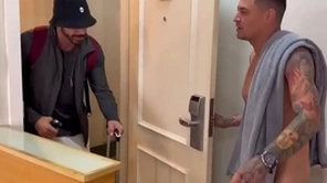 Vizinho tarado bateu na porta errada e acaba ganhando leitinho ,vídeo completo bantam red…
