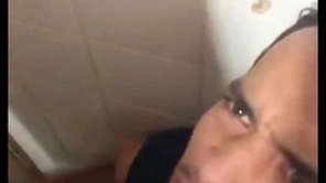 Saindo para o trabalho passei do no banheiro da estação da luz em são paulo e fodi com nove machos - full red