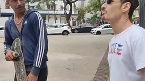 O boy na praça aceitou ir dar pros dois pauzudos