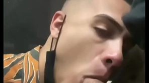 Novinho mamando pau grande em público - gabriel martins