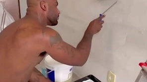 Pintor dotado fudendo o ajudante sarado bareback