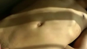 精壮直男小伙被摸射精