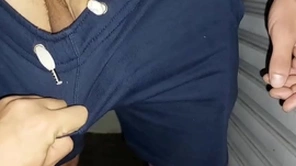 Sexo em público.  transando com o gringo atrás do carro da lavanderia ( completo itsy-bitsy red e subscrição)