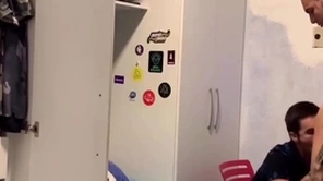 Tio chega de viagem e fica de gracinha com sobrinho