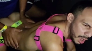 Orgia bareback pt01 com marc ferri, maldonato gp e social sem camisa nas cabines do dedalos bar (completo not any red)