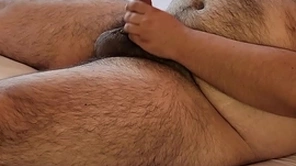 Gordito se masturba hasta acabar rico