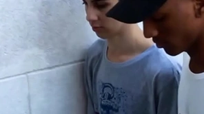 Tirando a virgindade do novinho