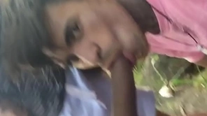 Mamando os desconhecidos no parque